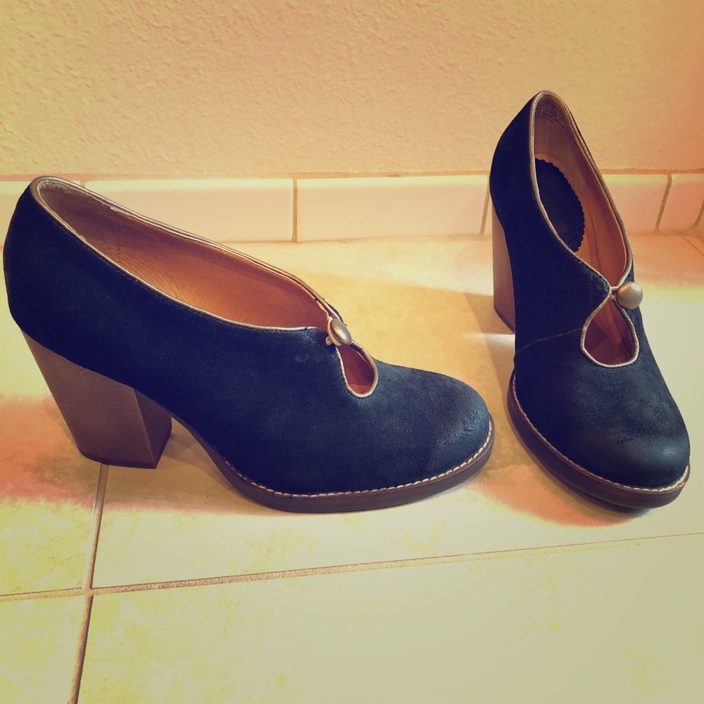 ModCloth black booties